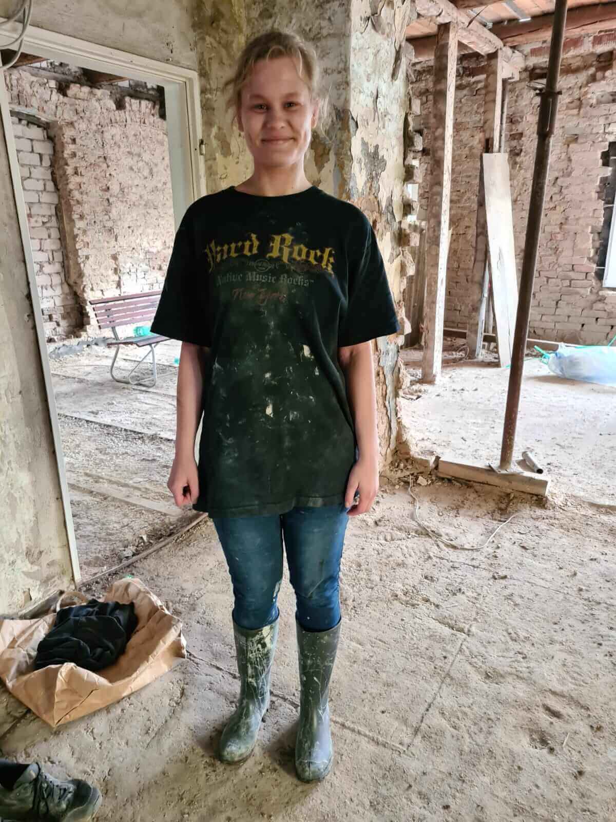 Drei Bilder einer jungen Frau in verschiedenen Lebensphasen mit eingecremten Hals.